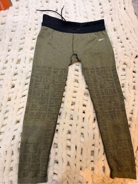 Reebok Olive Green Seamless compressive Active Leggings. 7/8 tights. Low rise
